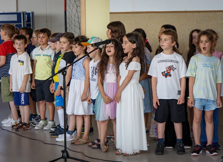 Illustration d'enfants dans un atelier de création de chansons Espace Jules Verne