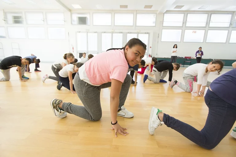 Illustration d'élèves dans un cours de danse hip-hop Espace Jules Verne