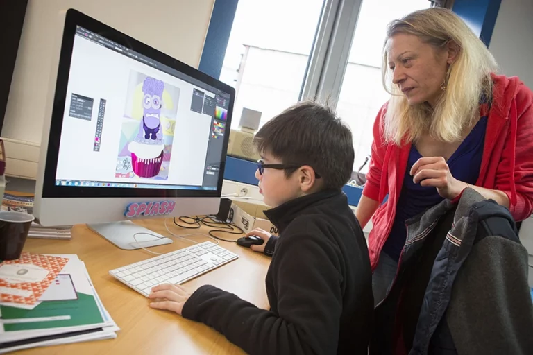 Illustration d'un enfant et d'une professeure devant un ordinateur Espace Jules Verne