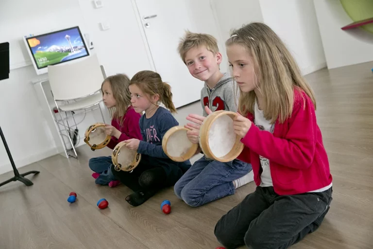 Illustration montrant des élèves faisant une initiation musicale Espace Jules Verne