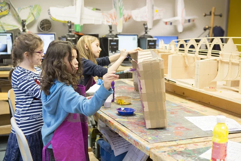 Illustration d'enfants faisant des maquettes Espace Jules Verne