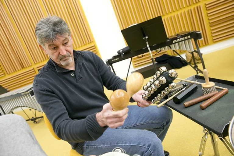 Illustration d'un homme tenant des percussions Espace Jules Verne