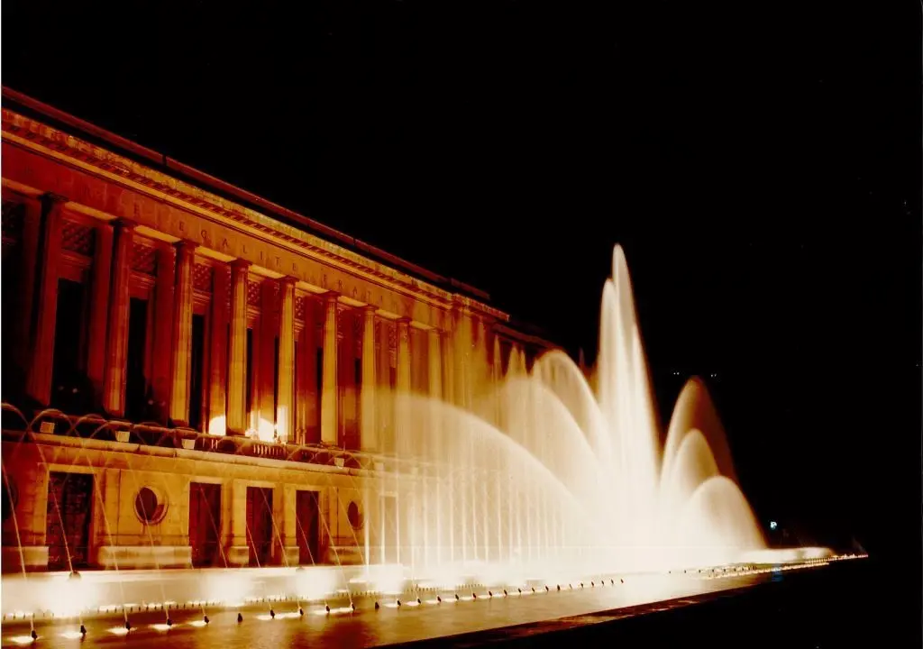 Jets d'eau de la fontaine de l'esplanade