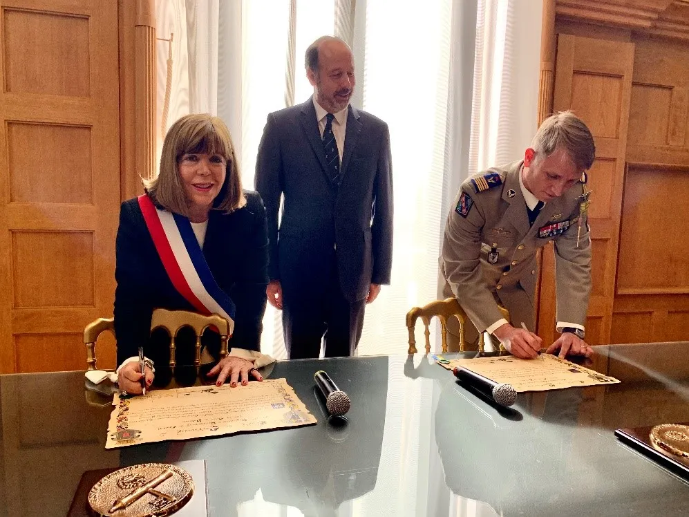 Signature de la charte de marrainage par Joëlle Ceccaldi-Raynaud en présence de de Louis Giscard-d’Estaing, Président de l’association des villes marraines des forces armées et du Colonel Vincent Michon, Chef de corps