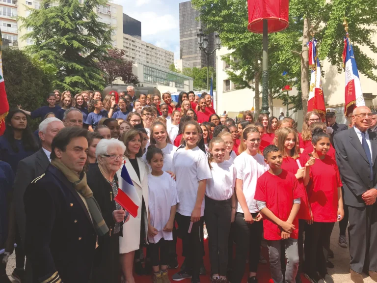 Une centaine d’élèves du Collège Maréchal Leclerc et le ténor Frédéric Longbois ont entonné «La Marseillaise» et «La Marche de la 2e DB» de Pierre Nougaro aux côtés de Joëlle Ceccaldi-Raynaud, du Général Cuche, président de la Fondation Maréchal Leclerc de Hauteclocque et de la Maison des Anciens Combattants de la 2e DB, de Jean Baptiste Romain, directeur des Hauts lieux de la mémoire nationale en Île-de-France et de membres d’associations d’anciens combattants de Puteaux.