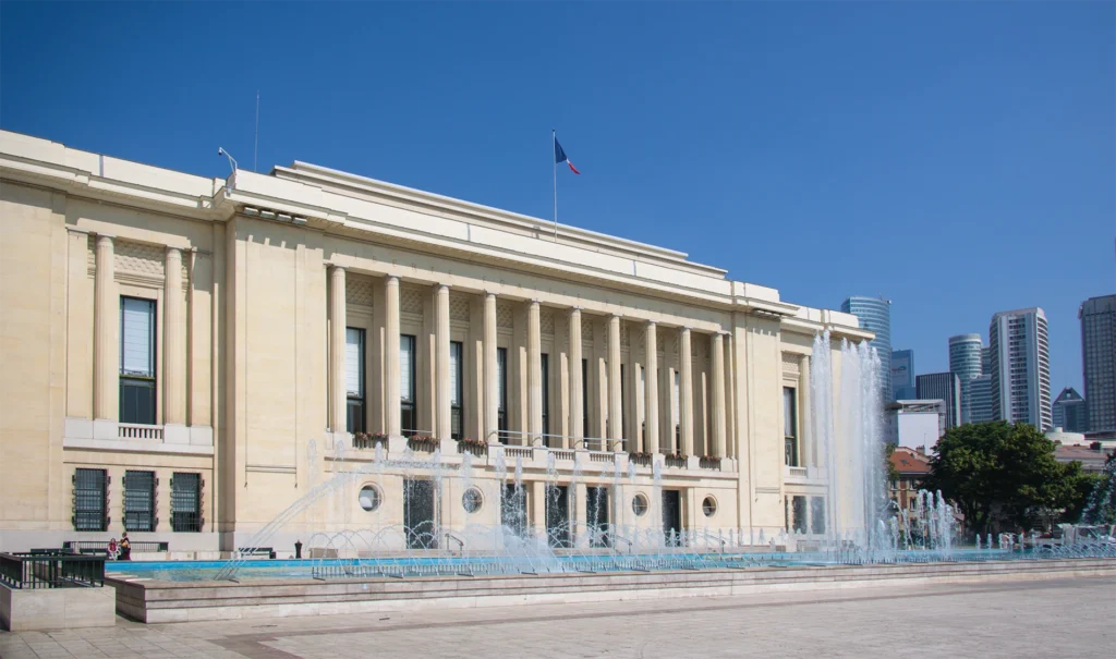 Hotel de ville - Vue façade coté esplanade avec bassins - aujourd'hui