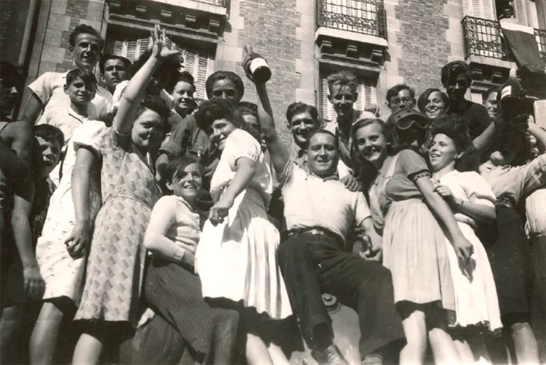 Au centre, Reine Denoulet, ancienne élue de Puteaux, lors de la Libération de Puteaux sur un char de la division Leclerc à son arrivée dans Puteaux